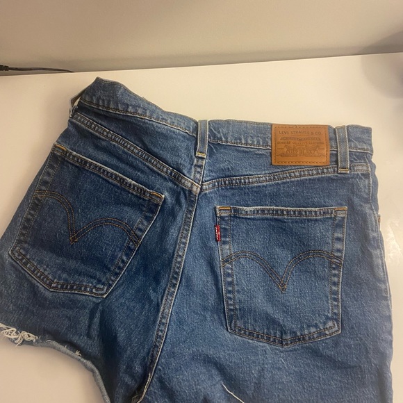 LEVI Boyfriend Jean Shorts — SIZE 29 - Picture 3 of 3